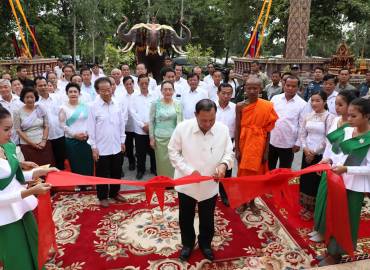 ពិធីបុណ្យបញ្ចុះខណ្ឌសីមាព្រះវិហារ និងសម្ពោធឆ្លងសមិទ្ធិ​ផលនានា ក្រោមអធិបតីភាពដ៏ខ្ពង់ខ្ពស់សម្តេចវិបុលសេនាភក្តី សាយ ឈុំ ប្រធានព្រឹទ្ធសភា នៅវត្តព្រៃក្តួច)